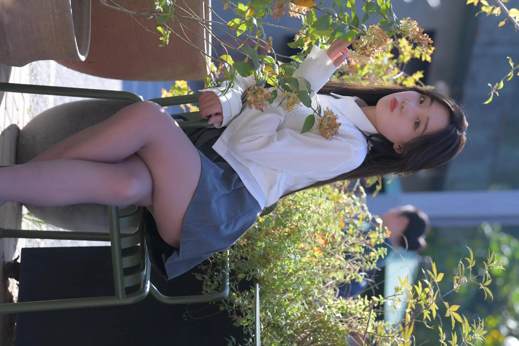 图片[1]-魔镜街拍 茉莉雨 白衬衫灰色百褶裙油亮丝袜写真集 1091P高清大图23.33GB-云图社区