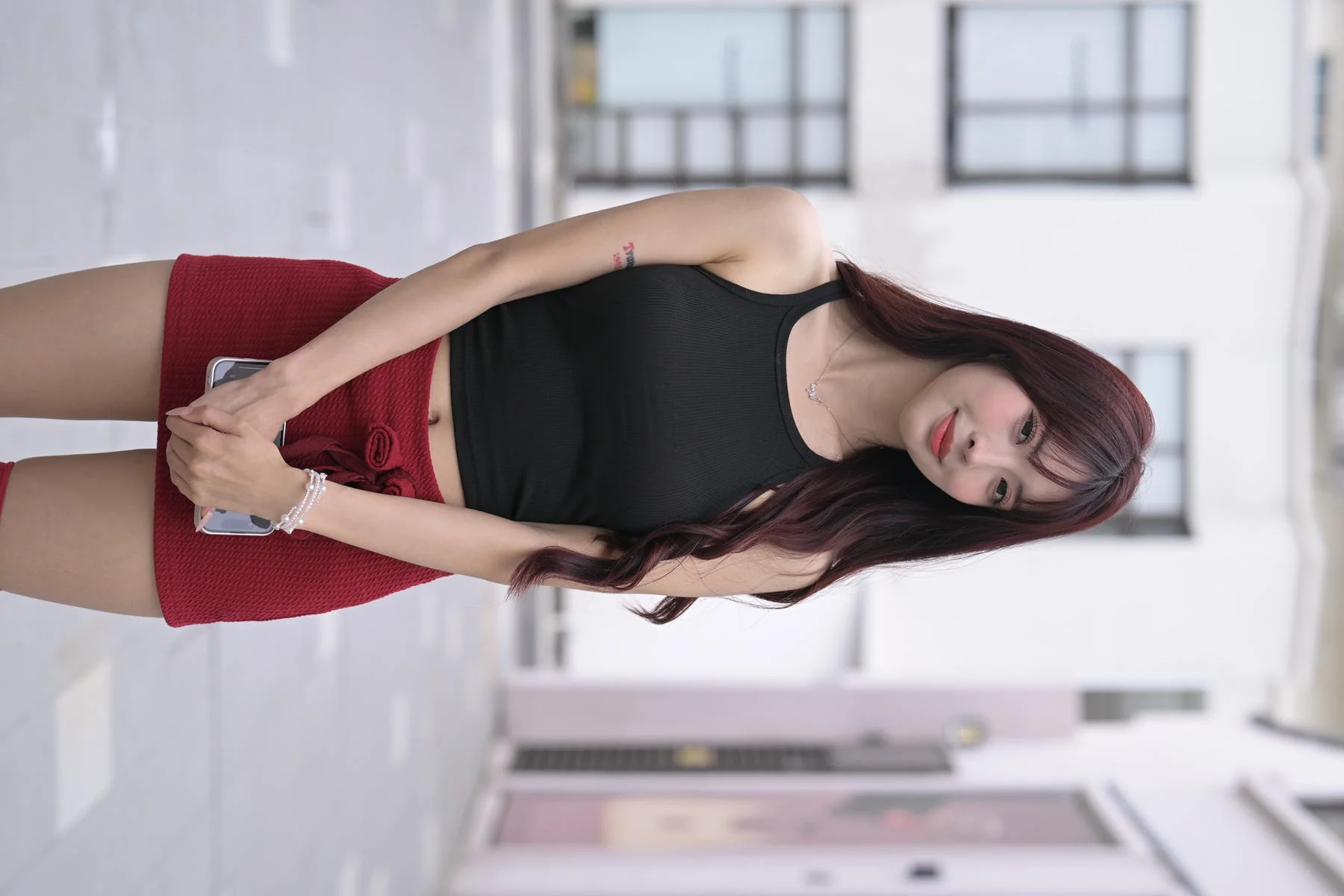 魔镜街拍 凯旋 彼方の光 红色包臀裙黑丝吊带袜写真合集-心动频率