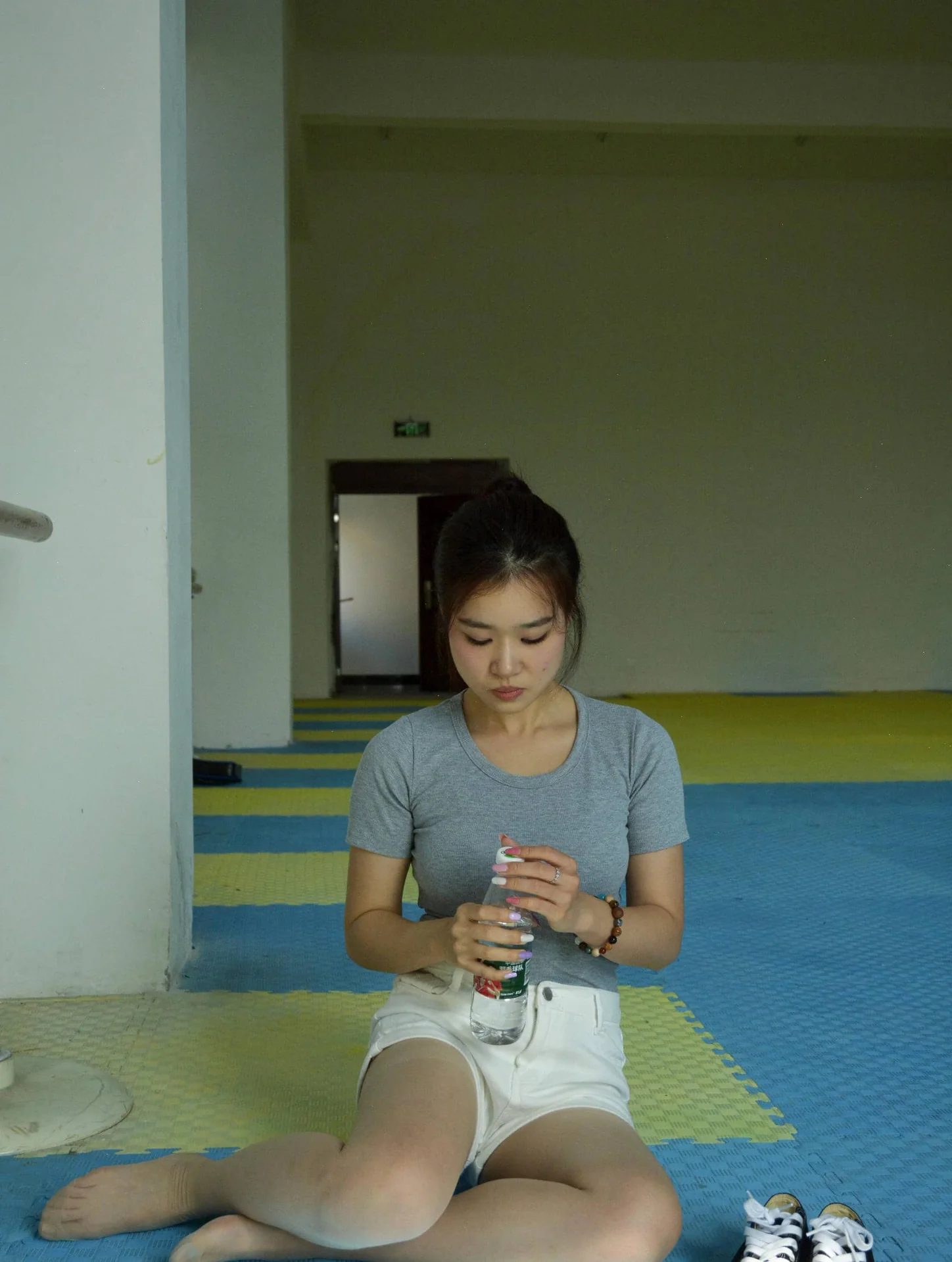 图片[2]-爱月下全系列7期42GB 灰T恤短裤肉丝光腿JK丝袜美足写真合集-流光绘卷