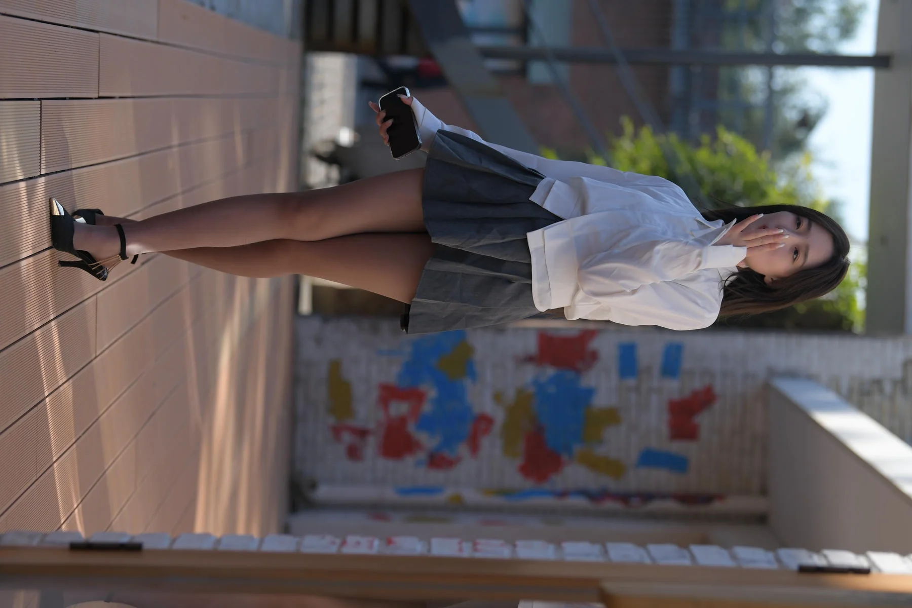 图片[2]-魔镜街拍茉莉雨：白衬衫灰色百褶裙油亮丝袜写真全解析-幻彩魔方