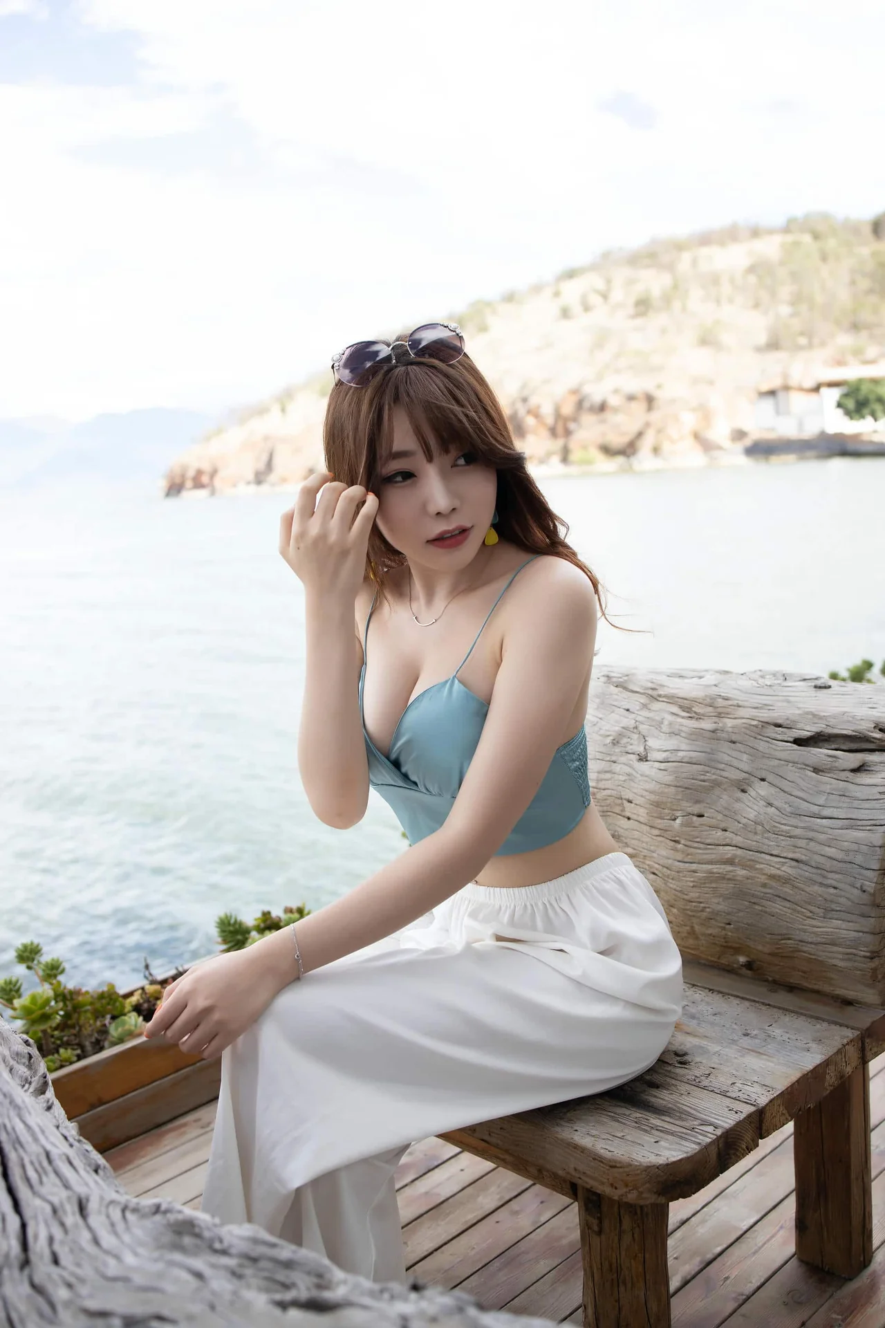 图片[2]-芝芝湖边休闲白色长裤街拍写真：浅蓝抹胸时尚搭配 [253P 4GB资源]-心动频率