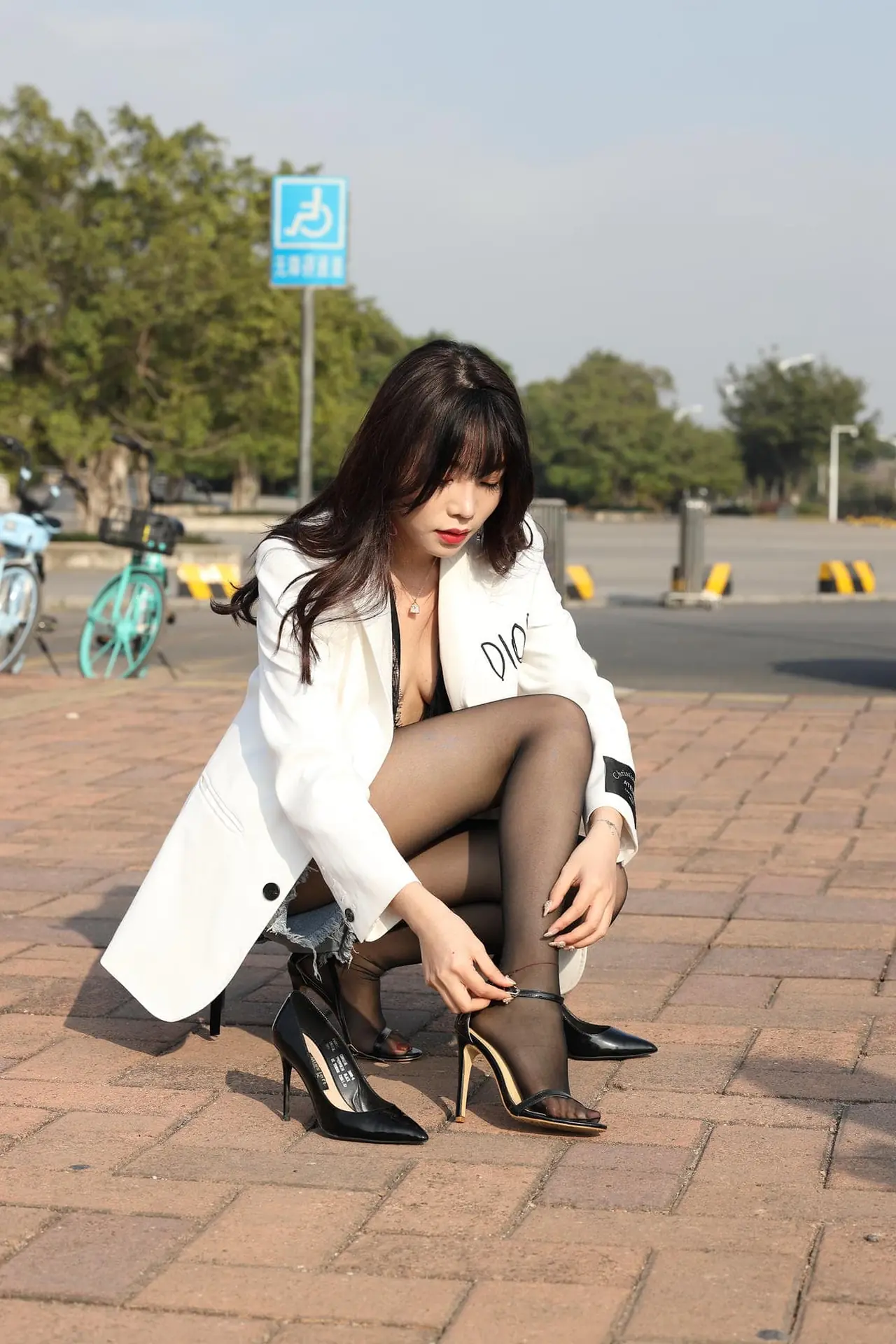 图片[2]-范家辉芝芝Booty黑丝蕾丝内衣高清街拍合集-幻彩魔方