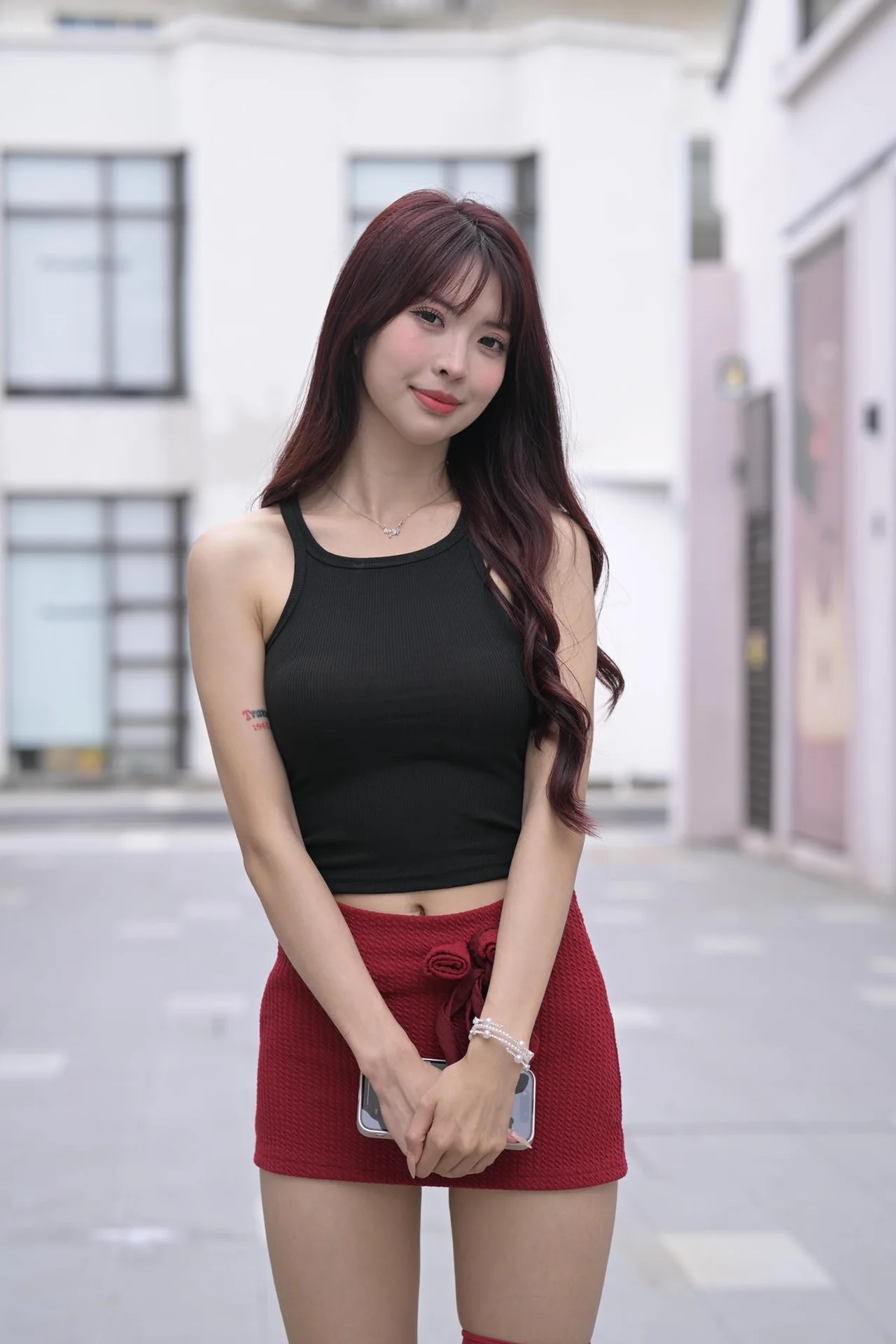 [魔镜街拍] 凯旋新作：彼方の光 – 红色包臀裙/红边黑丝/高跟 [870P/17GB]-飞飞美女馆