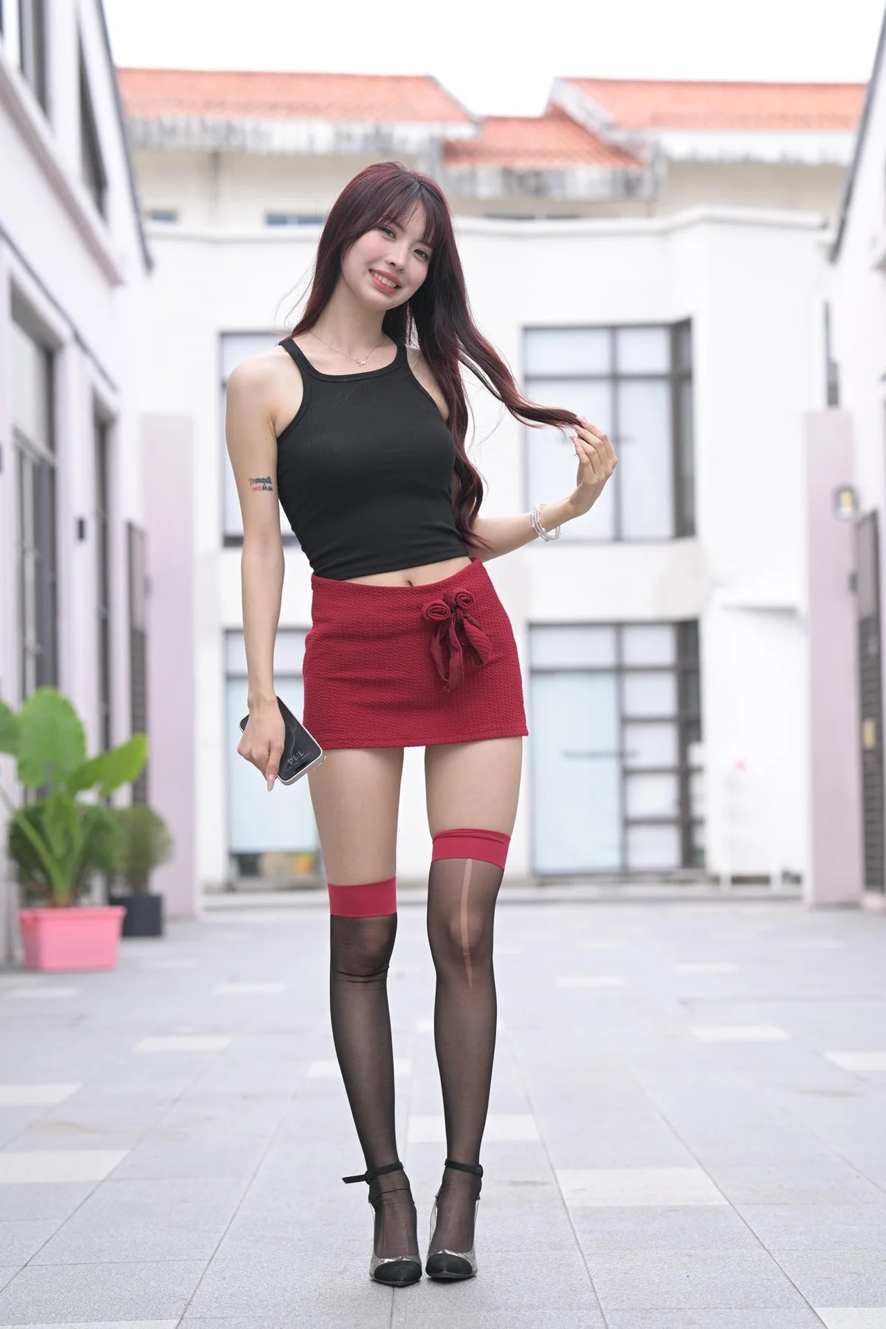 图片[2]-[魔镜街拍] 凯旋新作：彼方の光 – 红色包臀裙/红边黑丝/高跟 [870P/17GB]-飞飞美女馆