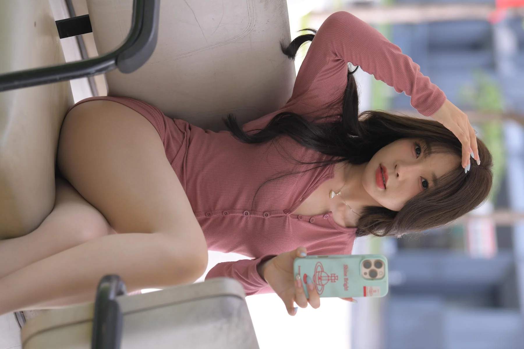 芝芝街拍作品 – 迷失系列粉红紧身裙自拍合集-云图社区